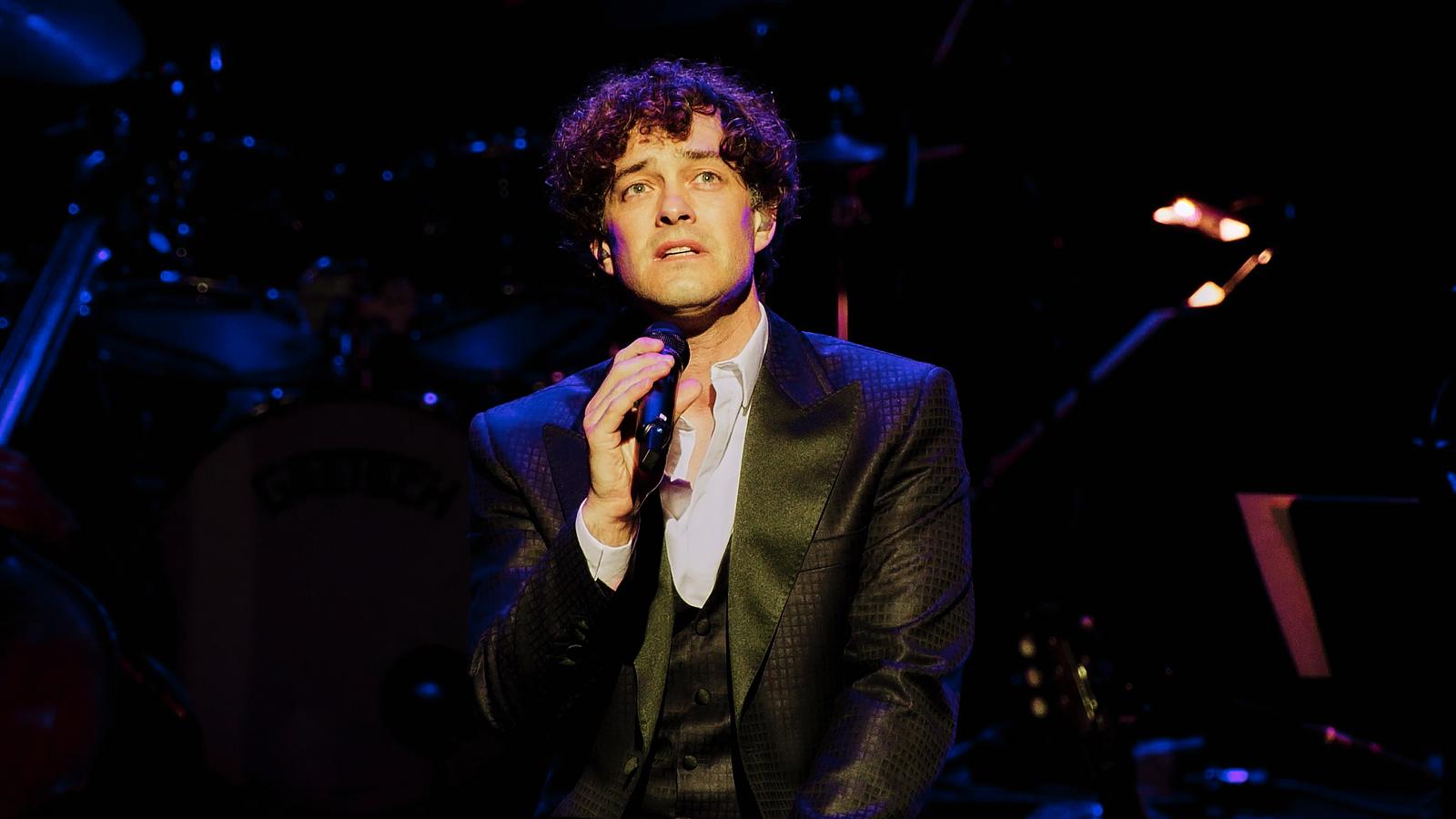 Review of Lee Mead’s ‘The Best of Me’: “Any theme will do”