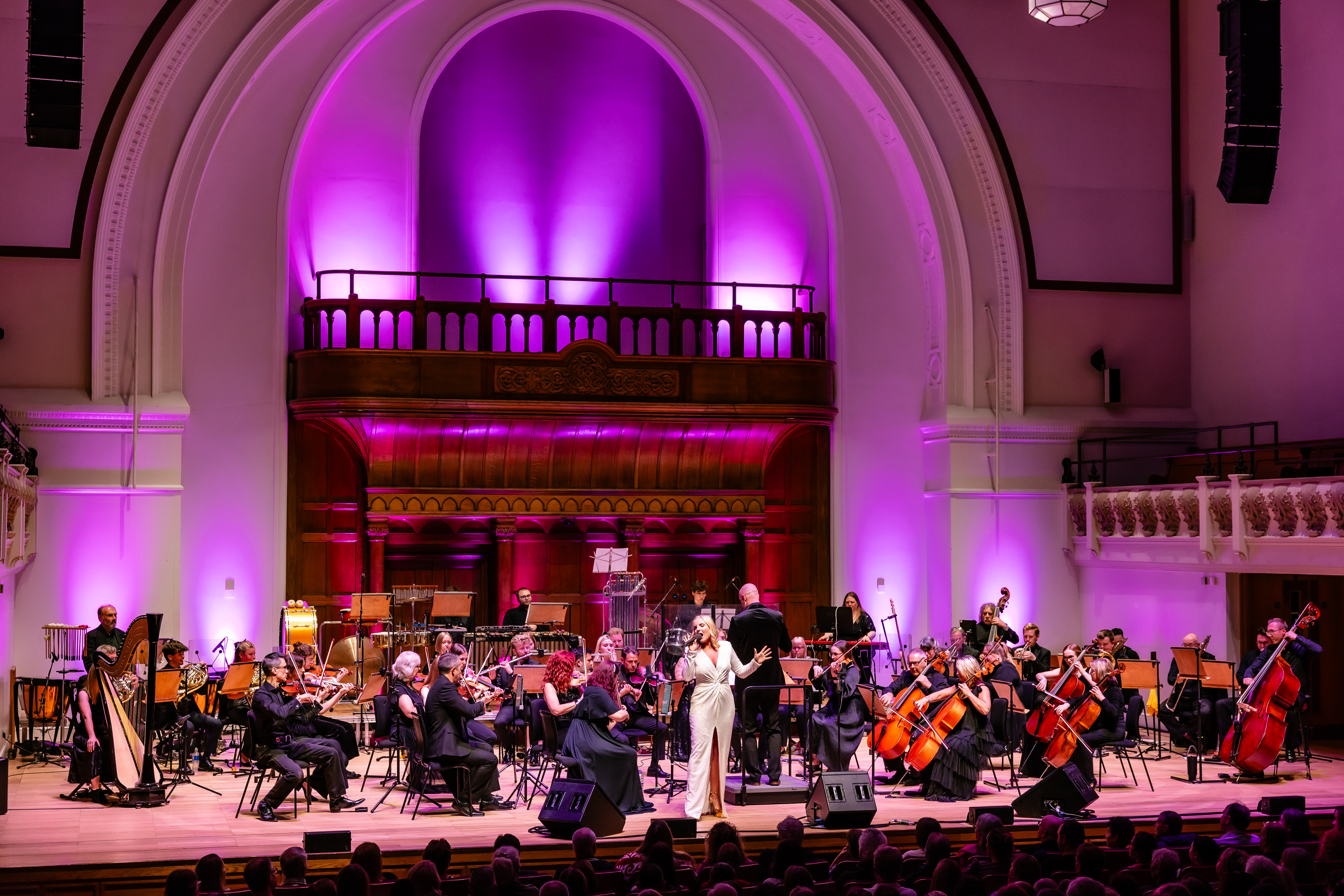 Review of Kerry Ellis and The Fulltone Orchestra (2025 Cadogan Hall): “Lavish vocal renditions prove how the lady is far from green”