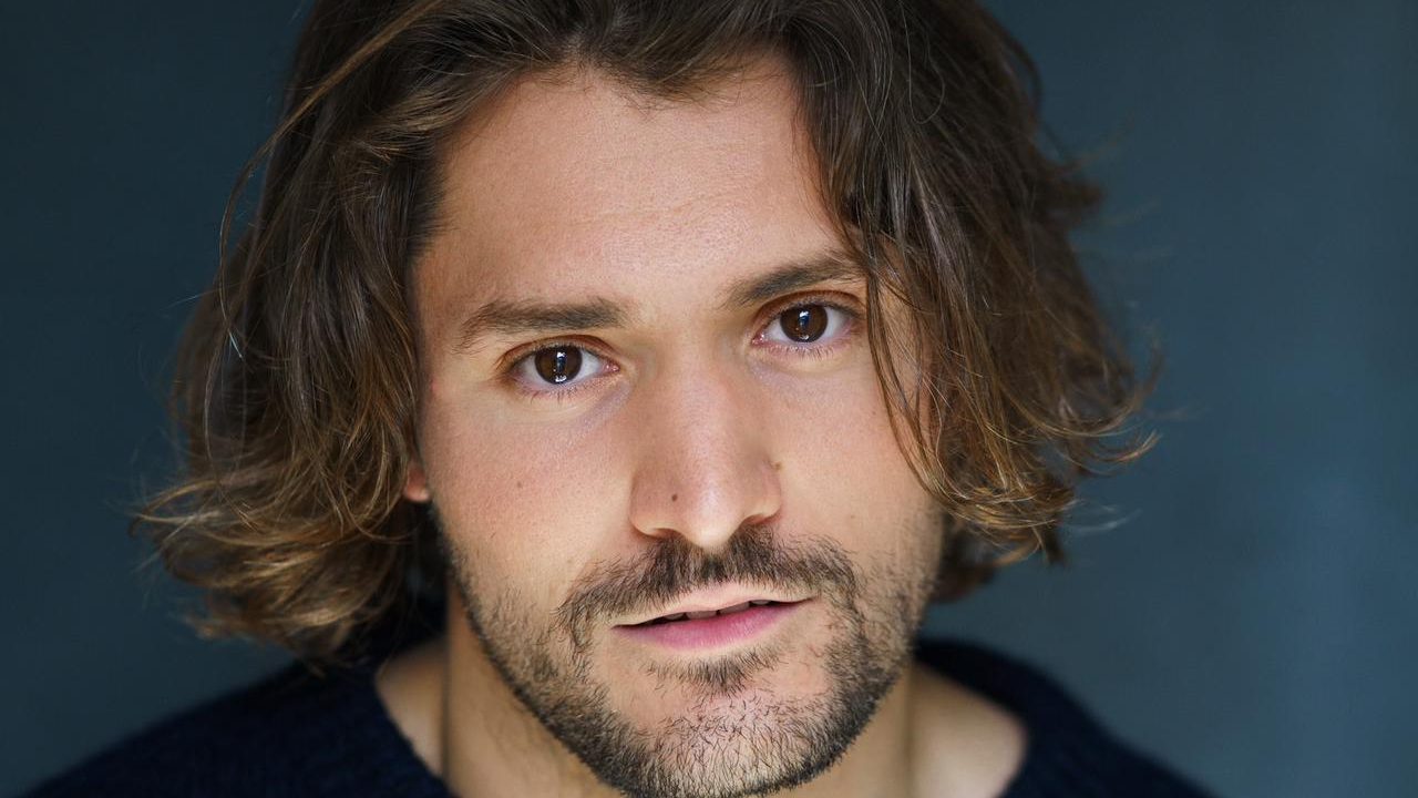 Performer Thomas Dennis talks West End production of ‘The Mousetrap’: “If I don’t trust anyone, the audience won’t either”